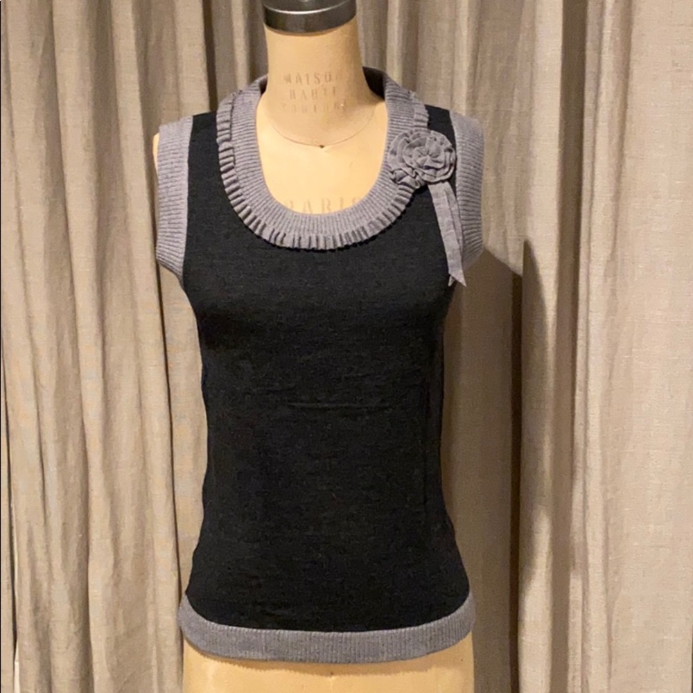 Oscar de la Renta two tone gray sleeveless sweater
